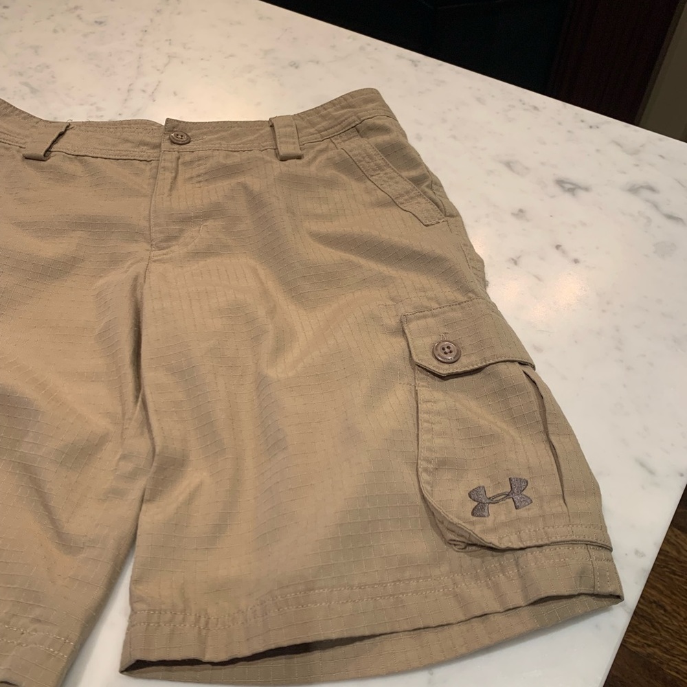 UNDER ARMOUR Boys Cargo Shorts Size YL EUC - Picture 2 of 5